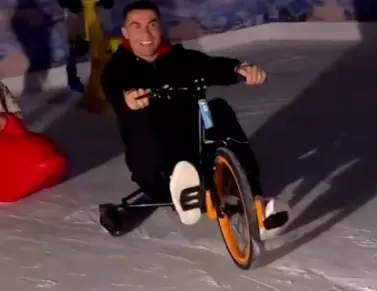 רונאלדו נהנה יותר מהילדים עם אופני הקרח