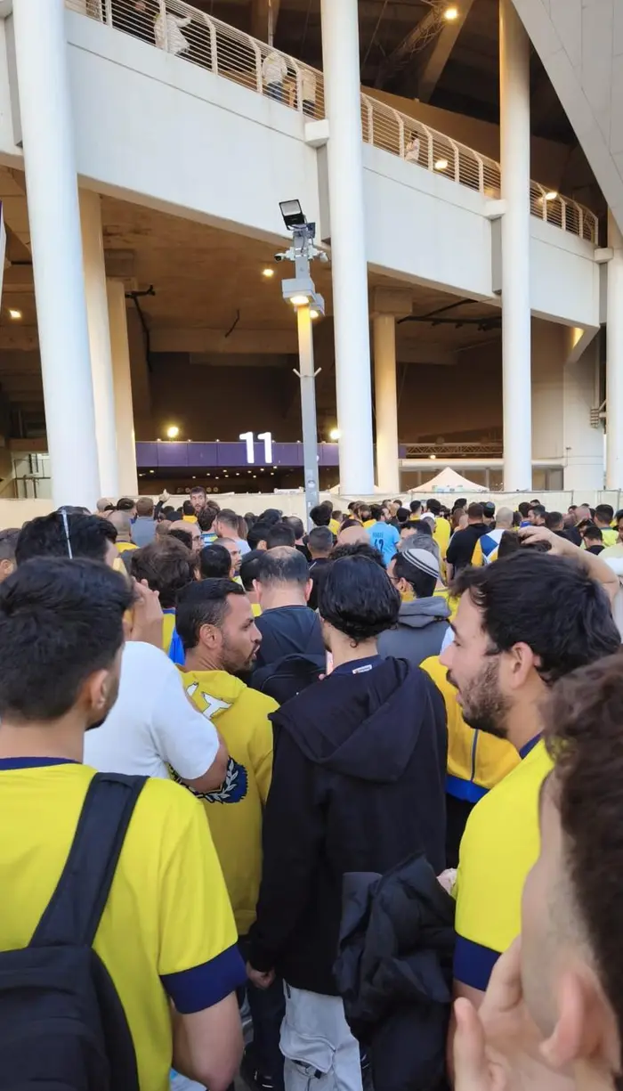 תורי הענק מחוץ לבלומפילד (ג