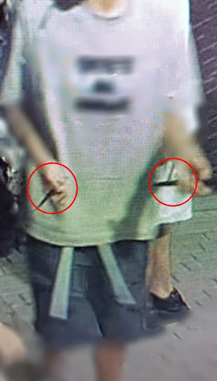 הסכין בידו של החשוד (דוברות המשטרה)