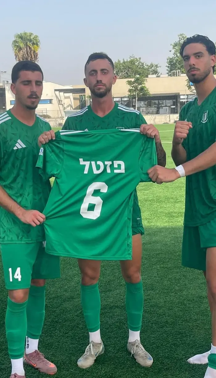 יואב פלאח, עידן וקנין ואיליי זגורי עם החולצה של אדיר פיבניק הפצוע (באדיבות שמשון תל אביב)