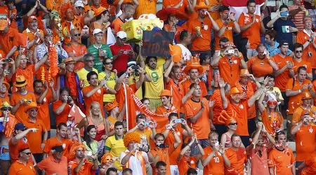 אוהדי נבחרת הולנד ביציעים (רויטרס)