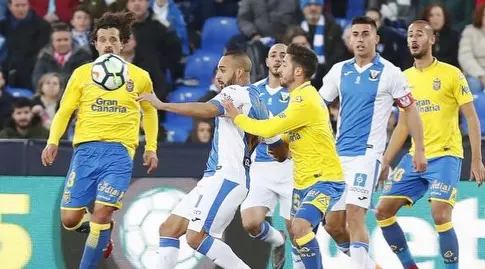נאצ’ו חיל מנסה להגיע אל הכדור (La Liga)
