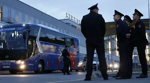שוטרים שומרים על האוטובוסים של הנבחרות ברוסיה (רויטרס)