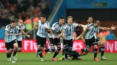 שחקני ארגנטינה חוגגים לאחר הדו קרב מול הולנד. מה הפעם? (רויטרס)