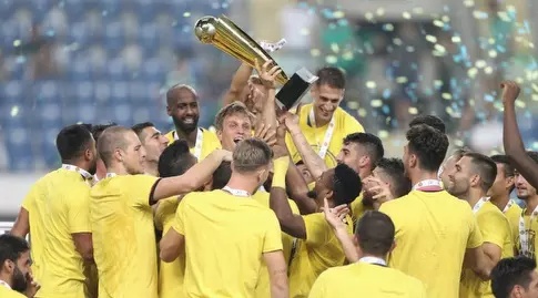 מכבי תל אביב מניפה את גביע הטוטו (רדאד ג'בארה)