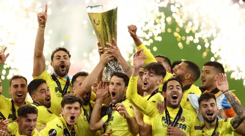 שחקני ויאריאל מניפים את גביע הליגה האירופית (רויטרס)
