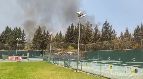פגיעת הרקטה ליד מרכז הטניס בק"ש (ליאור שפירא מרכזי הטניס והחינוך בישראל)