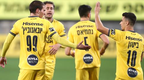 Georgia Juvanovic celebrates with Maccabi players