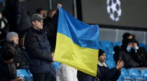דגלי אוקראינה ביציע (רויטרס)