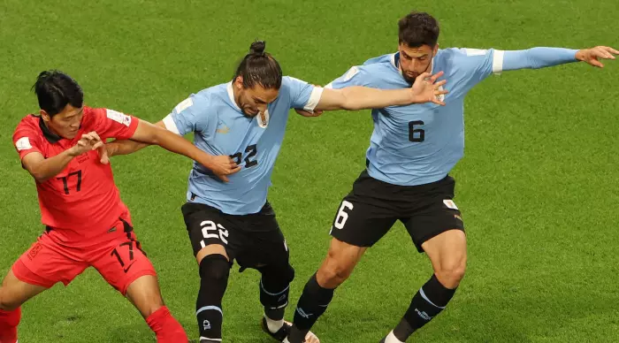 שחקני אורוגוואי ודרום קוריאה במאבק (רויטרס)