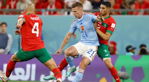 דני אולומו נגד שחקני נבחרת מרוקו (רויטרס)