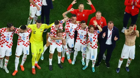 שחקני נבחרת קרואטיה חוגגים בסיום (רויטרס)