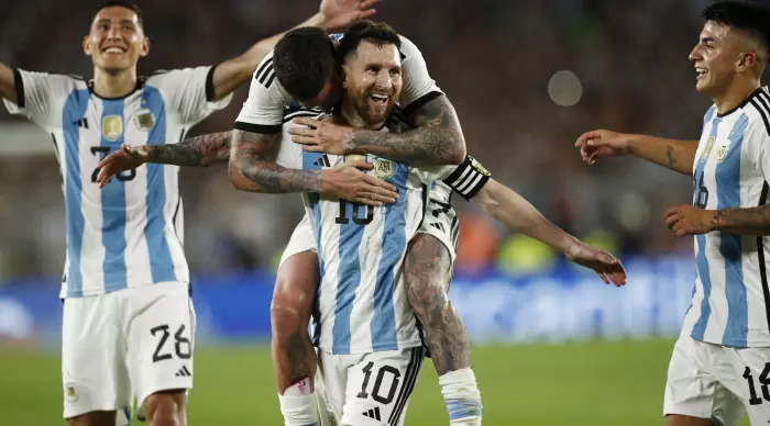 שחקני נבחרת ארגנטינה חוגגים עם ליאו מסי. האלופה חזרה (רויטרס)