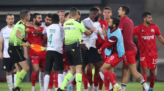 The commotion between the players of Hapoel Beer Sheva and Maccabi Haifa at the end (Radad Jabara)