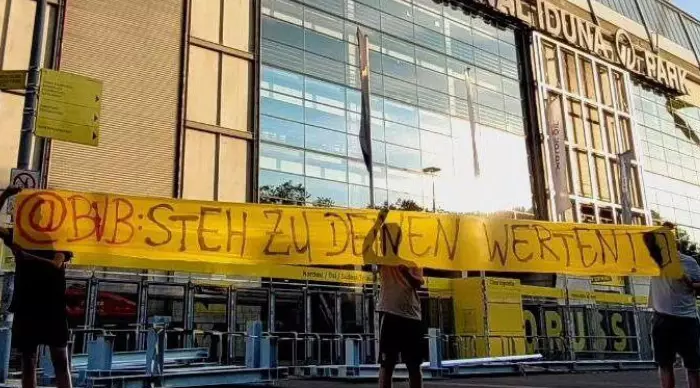 המחאה של אוהדי בורוסיה דורטמונד מול משרדי המועדון (אינסטגרם)