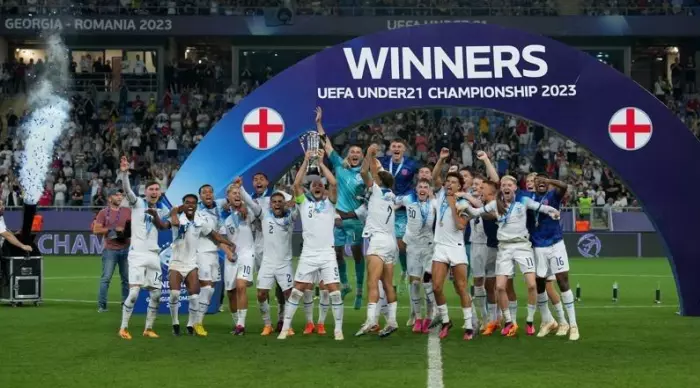 אנגליה מניפה גביע (האתר הרשמי של אופ"א)