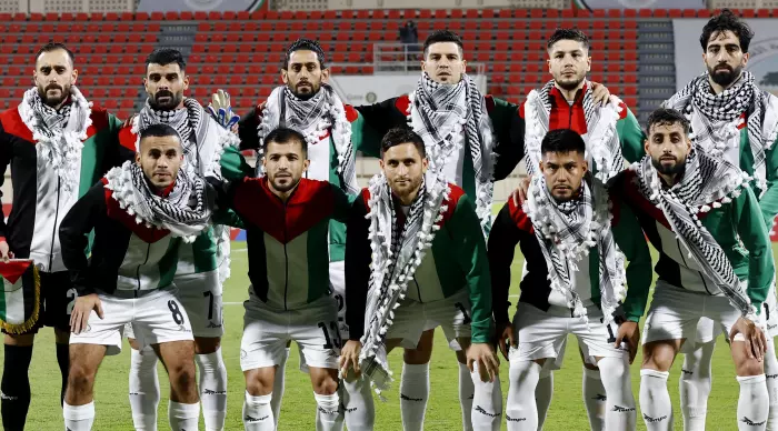 שחקני נבחרת פלסטין עם הכפיות (רויטרס)