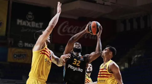 ג'וש ניבו עולה לסל (Miguel Ángel Polo/Valencia Basket)