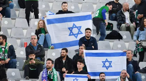 אוהדי מכבי חיפה עם דגלי ישראל (רויטרס)