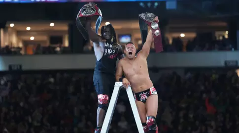 דה מיז ואר טרות' עם אליפות הזוגות של Raw (רויטרס)