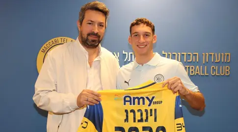 עידן וינברג עם אדם קידן (האתר הרשמי של מכבי ת"א)