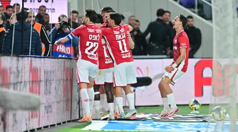 שחקני הפועל באר שבע רצים לחגוג עם האוהדים (חגי מיכאלי)
