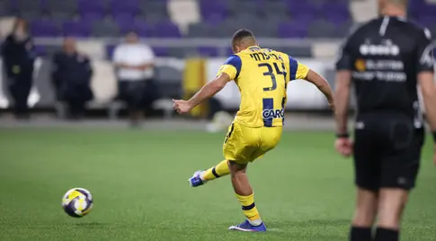 סייד אבו פרחי בועט מהנקודה הלבנה (רדאד ג'בארה)