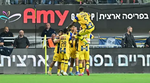 מוחמד עלי קמארה מצטרף בדילוגים לחגיגות של מכבי תל אביב (חגי מיכאלי)