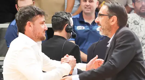 דן קציר לוחץ את היד לרובן נייברגר (שחר גרוס)