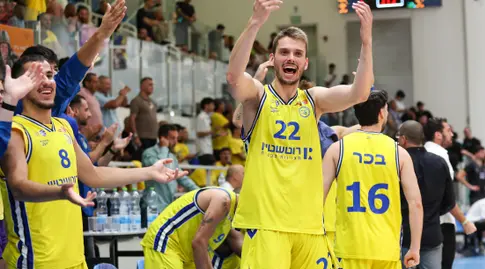 שחקני מכבי אשדוד חוגגים (שחר גרוס)
