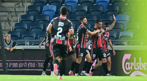 שי אליאס מתנצל בפני אוהדי הפועל באר שבע (חגי מיכאלי)