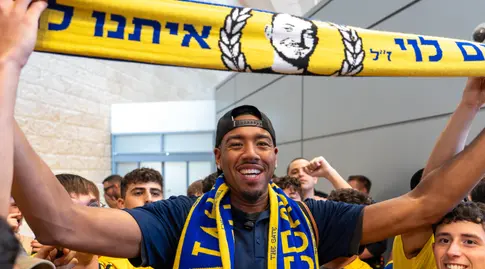בונזי קולסון עם אוהדי מכבי תל אביב (רועי כפיר)