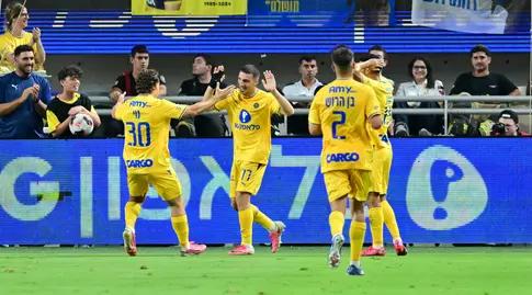 אושר דוידה חוגג עם שחקני מכבי תל אביב (חגי מיכאלי)