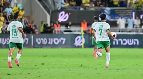 שחקני מכבי חיפה רצים עם הכדור לחצי אחרי הגול (חגי מיכאלי)