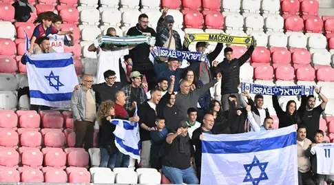 אוהדי נבחרת ישראל עם דגלים ביציע (ראובן שוורץ)