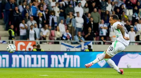 אדם עידה כובש את השער השני (IMAGO)