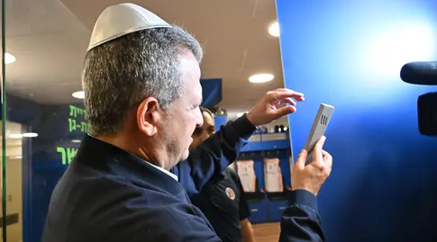כרמל שאמה הכהן קובע מזוזה (ראובן שוורץ)