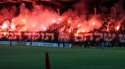 אוהדי בית&qout;ר ירושלים עם אבוקות (שחר גרוס)