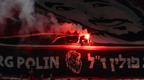 אוהדי הפועל ירושלים מדליקים אבוקה (אורן בן חקון)