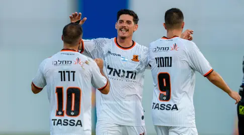 שחקני בני יהודה חוגגים (רועי כפיר)