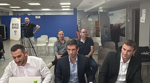 התובע גלעד ברגמן, טל שגב ורועי רוזן. מאחוריהם: המנכ"ל גיל לב והסמנכ״ל של נתניה קובי לביא (פרטי)