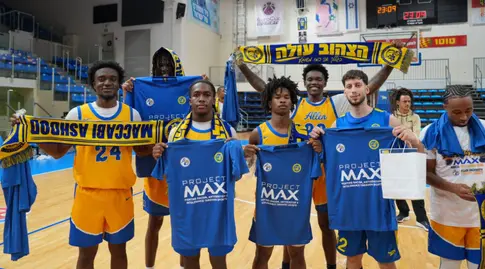 שחקני מכללת אלן עם שחקני מכבי אשדוד (באדיבות המועדון)