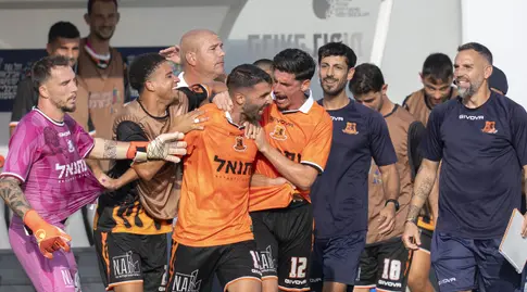 שחקני ואנשי בני יהודה בטירוף עם רז נחמיאס (רועי כפיר)