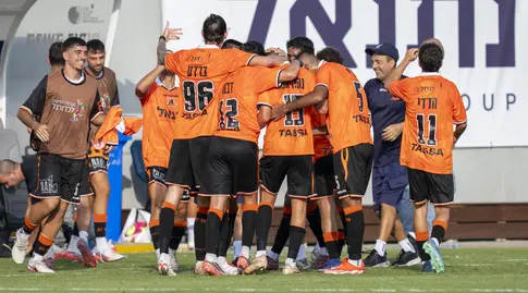 שחקני בני יהודה חוגגים עם רז נחמיאס (רועי כפיר)