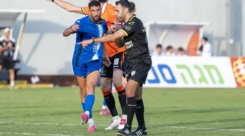 השופט עומר עזר מצביע על הנקודה הלבנה (רועי כפיר)