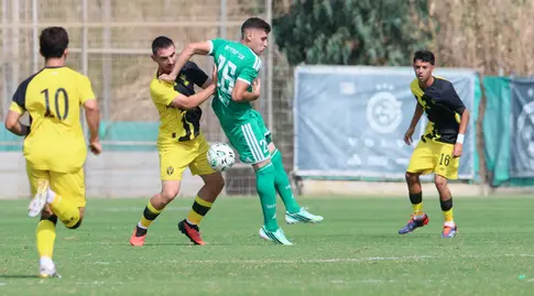 טל בורקו וליאם לוסקי במאבק על הכדור (עמרי שטיין)