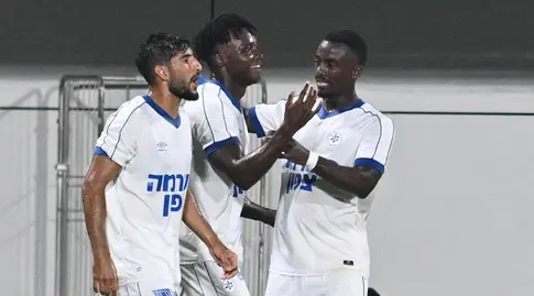 שחקני מכבי פתח תקווה חוגגים (ראובן שוורץ)