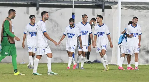 שחקני מכבי פתח תקווה בסיום (ראובן שוורץ)