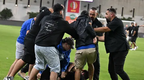 קטטה בין אוהדי הפועל פתח תקווה לבית"ר ירושלים (ראובן שוורץ)