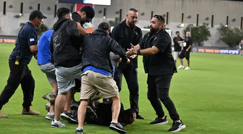 קטטה בין אוהדי הפועל פתח תקווה לבית"ר ירושלים (ראובן שוורץ)